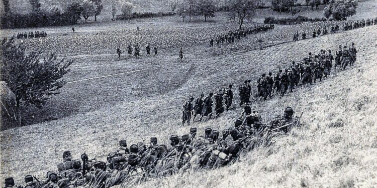 Tropas francesas marchando hacia el frente durante la Batalla del Marne en septiembre de 1914