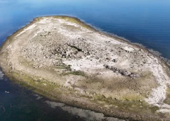 Gracias a que retroceden las aguas en el lago Sapanca se observan estructuras bizantinas.