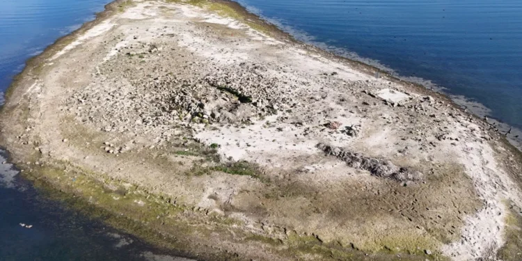 Gracias a que retroceden las aguas en el lago Sapanca se observan estructuras bizantinas.