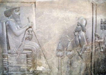 Relieve de piedra de Persépolis mostrando reyes persas y soldados del Imperio Aqueménida, capital ceremonial del Imperio Persa antiguo