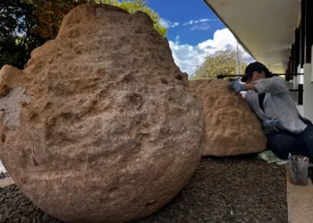 Tres esferas de piedra son restauradas en Costa Rica.