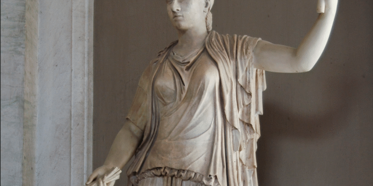 tumba de cleopatra. Estatua de Cleopatra VII, conservada en el Vaticano, representación de la última reina de Egipto