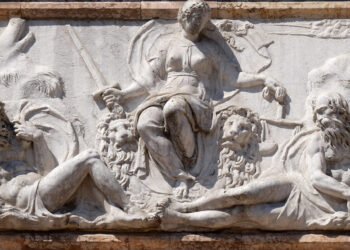 Relieve romano representando la Justicia y figuras de autoridad legal, simbolizando el poder del derecho romano