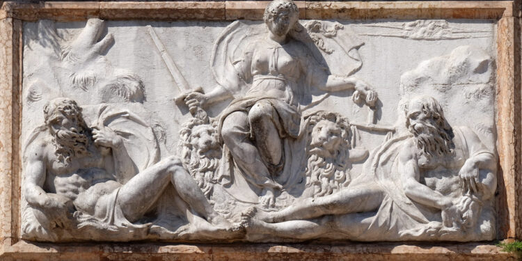 Relieve romano representando la Justicia y figuras de autoridad legal, simbolizando el poder del derecho romano