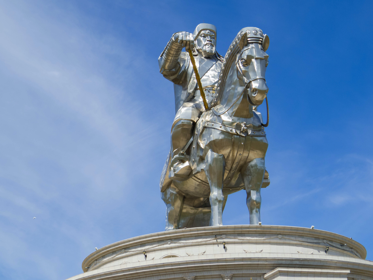 estatua ecuestre de genghis khan en mongolia