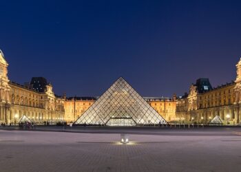 Una fuga de agua daña cerca de 400 publicaciones sobre Egipto en el Louvre.