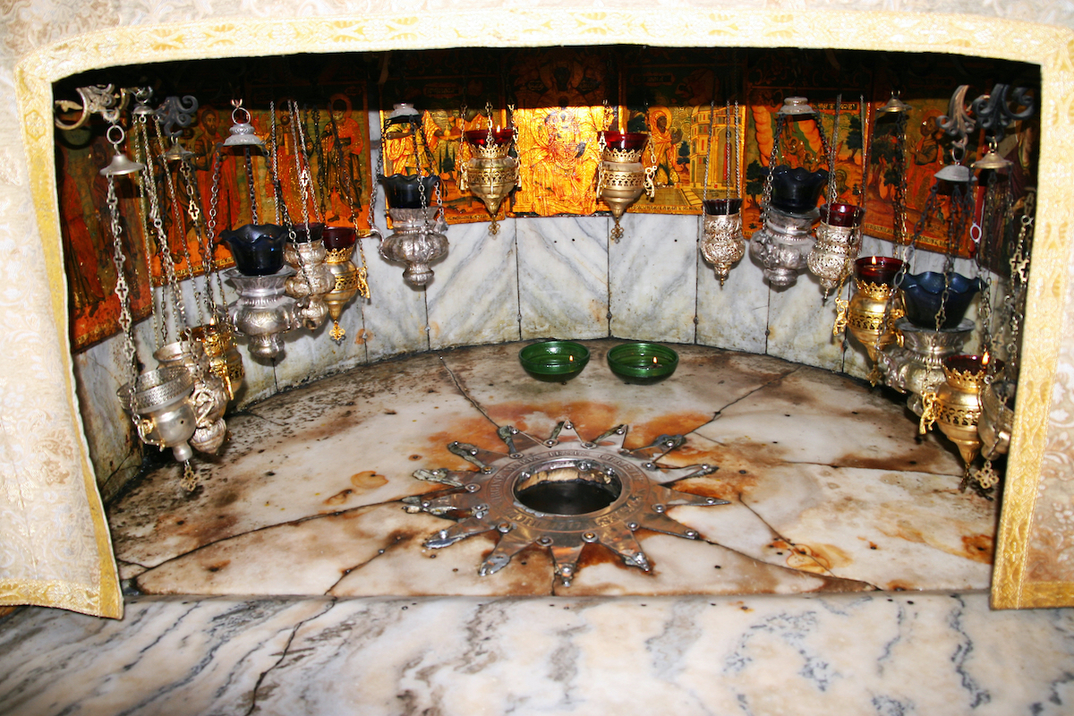Gruta de la Natividad en belen. La estrella en el suelo indica el lugar exacto del nacimiento de Jesús