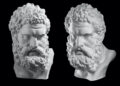 Dos bustos de mármol representando a Heracles griego (izquierda) y Hércules romano (derecha), mostrando las diferentes interpretaciones culturales del mismo héroe mitológico en la antigüedad clásica
