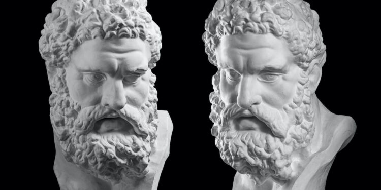 Dos bustos de mármol representando a Heracles griego (izquierda) y Hércules romano (derecha), mostrando las diferentes interpretaciones culturales del mismo héroe mitológico en la antigüedad clásica