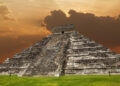 El Castillo de Chichén Itzá, pirámide maya de 24 metros de altura que muestra la fusión de estilos arquitectónicos maya y tolteca, con cielo dramático de atardecer en Yucatán, México