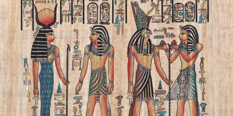 Papiro antiguo con jeroglíficos y dioses de la mitología egipcia antigua