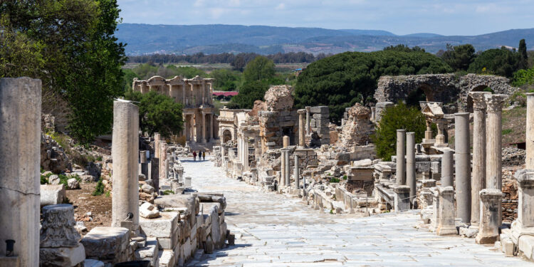 Éfeso: ciudad de transformaciones, Artemisa e imperio romano