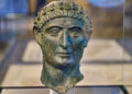 Busto de bronce de Constantino I el Grande, emperador romano que legalizó el cristianismo en 313 d.C.
