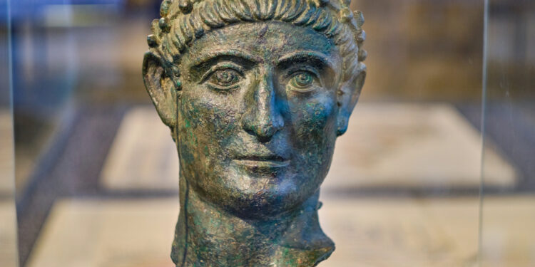 Busto de bronce de Constantino I el Grande, emperador romano que legalizó el cristianismo en 313 d.C.