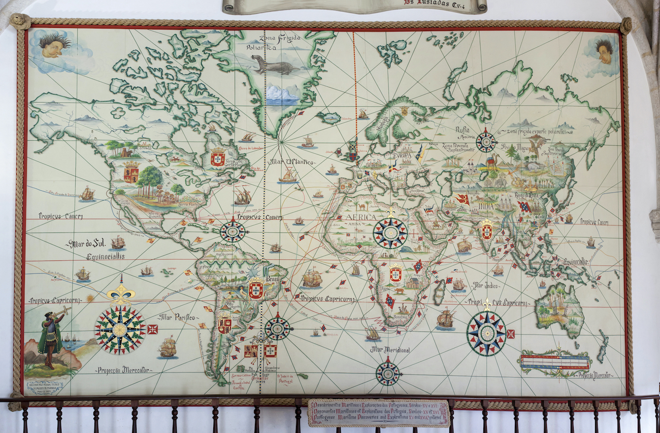 mapa con los descubrimientos y rutas maritimas abiertas por los portugueses en el siglo XV.