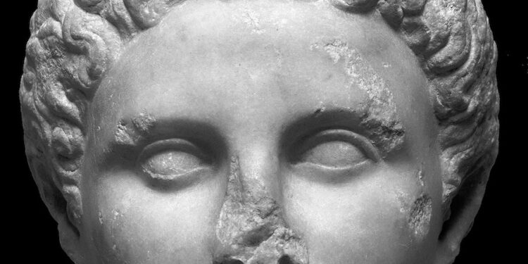 hefestion fue el compañero y general mas cercano a alejandro magno