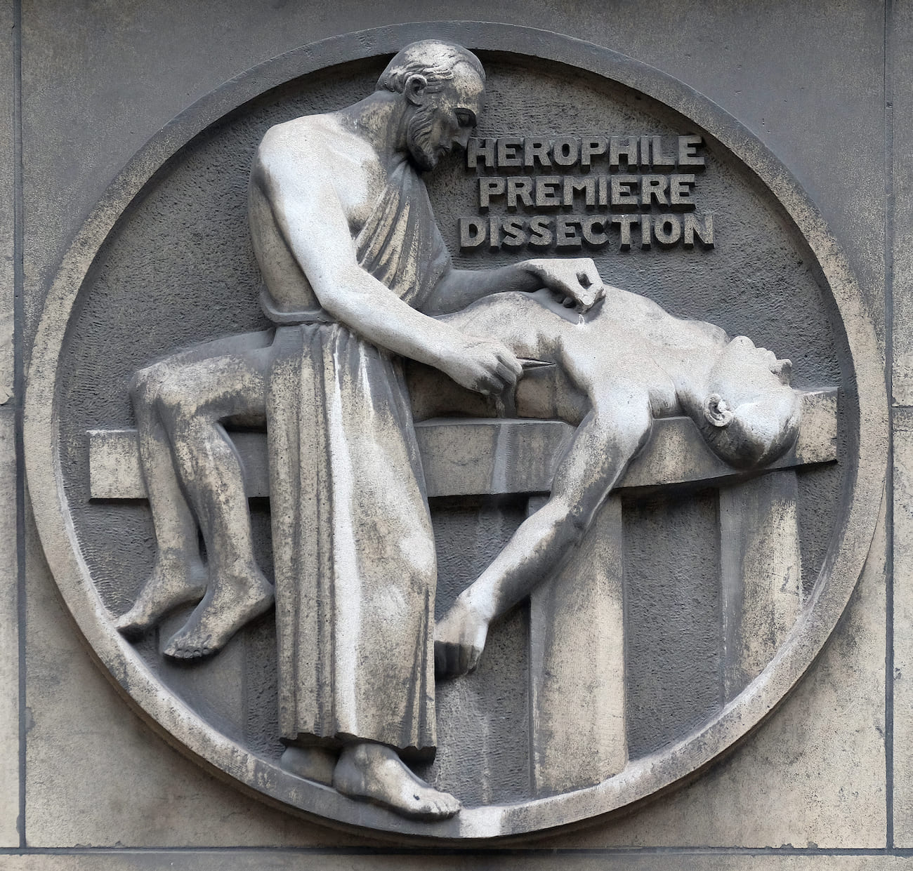 Herófilo realizando disección de cadáver humano en el laboratorio médico de Alejandría, siglo III a.C.