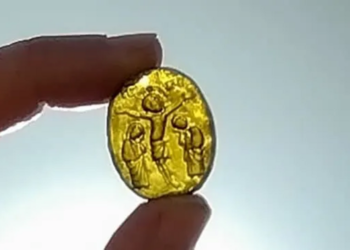 Una joya de vidrio que muestra la crucifixión es descubierta en Suffolk.