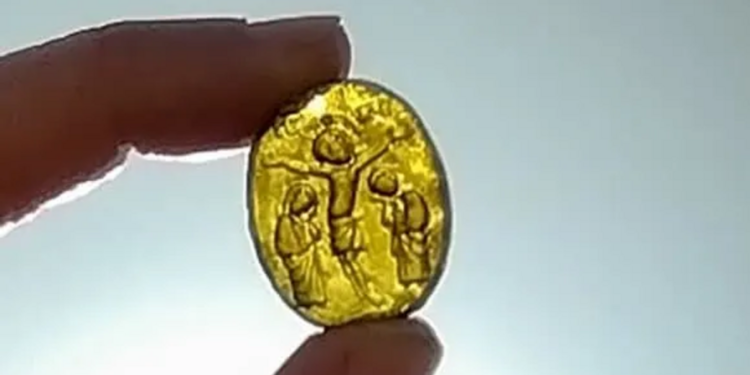 Una joya de vidrio que muestra la crucifixión es descubierta en Suffolk.