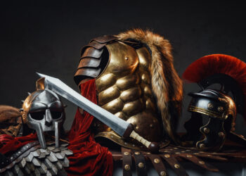 Guardia Pretoriana romana: uniforme de la élite militar imperial con armadura dorada, casco romano y espada gladius. Los pretorianos fueron los guardianes más poderosos del Imperio Romano bajo los Césares.