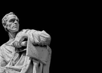 Estatua de un magistrado romano en toga, con gesto contemplativo y expresión de autoridad, representando el poder ejecutivo y judicial de la República.