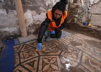 Un mosaico protector del Nudo de Salomón es descubierto en Esmirna.