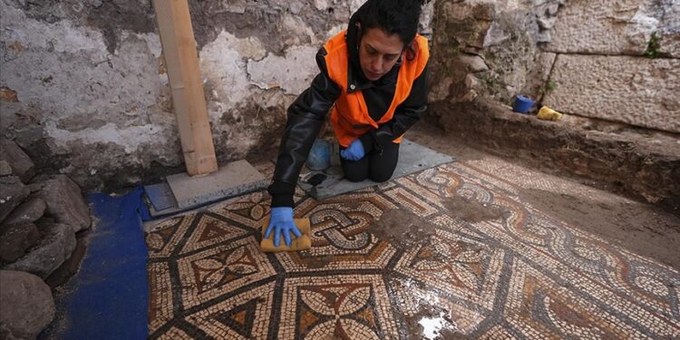 Un mosaico protector del Nudo de Salomón es descubierto en Esmirna.
