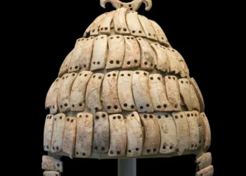 Un casco de colmillos de jabalí ha sido hallado en Pilos.