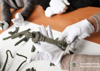 Un detector de metales ilegal descubrió los restos del primer entierro principesco romano en Ucrania.