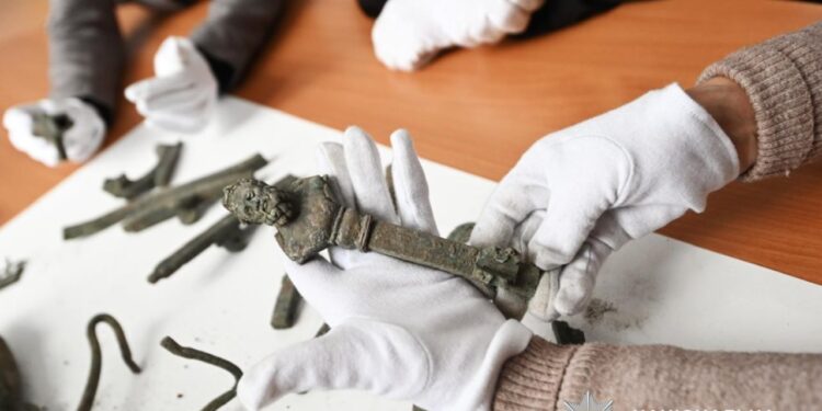 Un detector de metales ilegal descubrió los restos del primer entierro principesco romano en Ucrania.