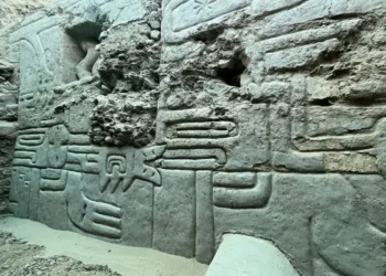 Descubren impresionante mural policromado en Perú.