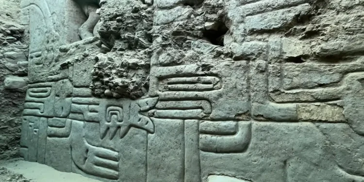 Descubren impresionante mural policromado en Perú.