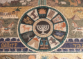 Mosaico antiguo que muestra las doce tribus de Israel con sus símbolos: Rubén (agua), Simeón (torre), Leví (pectoral), Judá (león), Isacar (asno), Zabulón (barco), José (trigo), Benjamín (lobo), Dan (balanza), Neftalí (cierva), Gad (campamento) y Aser (olivo), con menorá central.