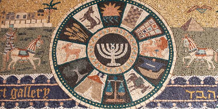 Mosaico antiguo que muestra las doce tribus de Israel con sus símbolos: Rubén (agua), Simeón (torre), Leví (pectoral), Judá (león), Isacar (asno), Zabulón (barco), José (trigo), Benjamín (lobo), Dan (balanza), Neftalí (cierva), Gad (campamento) y Aser (olivo), con menorá central.