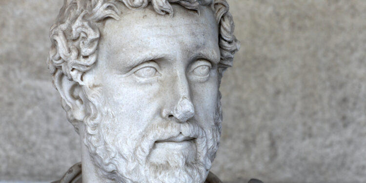 Busto de mármol de Antonino Pío, emperador romano (138-161 d.C.). Representado con barba llena y cabello ondulado, símbolo de la madurez y la paz que caracterizó su reinado de 23 años de estabilidad imperial.