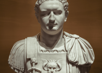 Busto de Domiciano, emperador romano e hijo de Vespasiano, dinastía Flavia (81-96 d.C.)