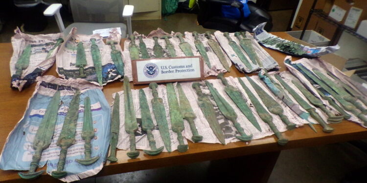 En el Puerto de Filadelfia encuentran una serie de espadas y puntas de flechas de hace 4 mil años.