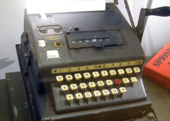 Son hallados en Praga los manuales de la maquina de cifrado nazi.