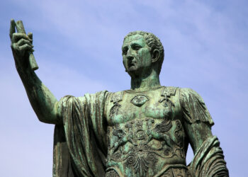 Estatua de bronce de Nerva en el Foro Imperial de Roma. El emperador anciano con toga imperial, levantando la mano en gesto de clemencia y poder. Símbolo de su restauración senatorial y adopción de Trajano (96-98 d.C.).