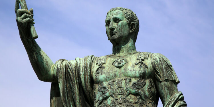 Estatua de bronce de Nerva en el Foro Imperial de Roma. El emperador anciano con toga imperial, levantando la mano en gesto de clemencia y poder. Símbolo de su restauración senatorial y adopción de Trajano (96-98 d.C.).