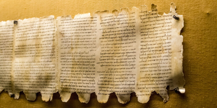 Fragmentos originales de los Rollos del Mar Muerto con escritura hebrea antigua, expuestos en el Qumran National Park