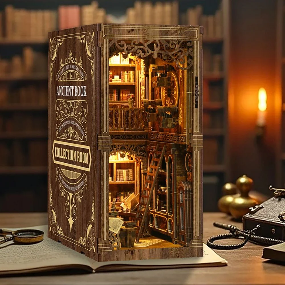 Book nook de madera oscura con iluminación LED integrada, mostrando biblioteca en miniatura de dos pisos con estantería, decoración vintage y estética de sala de lectura antigua.