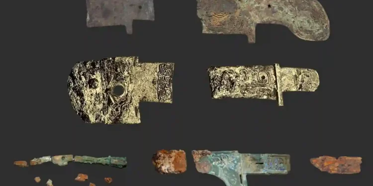 Un brazalete de la Antigua China hecho con hierro meteórico.