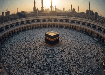 Vista aérea de la Masjid al-Haram en La Meca durante el hayy, con millones de peregrinos en ihram blanco circunvalando la Kaaba al atardecer
