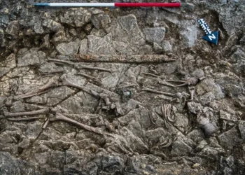 Un entierro dedos hermanos en la Inglaterra anglosajona ha sorprendido a los arqueólogos,