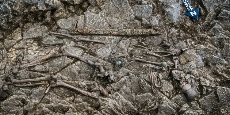 Un entierro dedos hermanos en la Inglaterra anglosajona ha sorprendido a los arqueólogos,