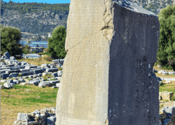 Escritura Licia: obelisco monumental de Janto con inscripciones licias grabadas en piedra caliza, siglo V-IV a.C., en el sitio arqueológico de Xantos, Turquía.