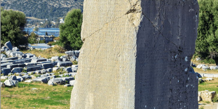 Escritura Licia: obelisco monumental de Janto con inscripciones licias grabadas en piedra caliza, siglo V-IV a.C., en el sitio arqueológico de Xantos, Turquía.