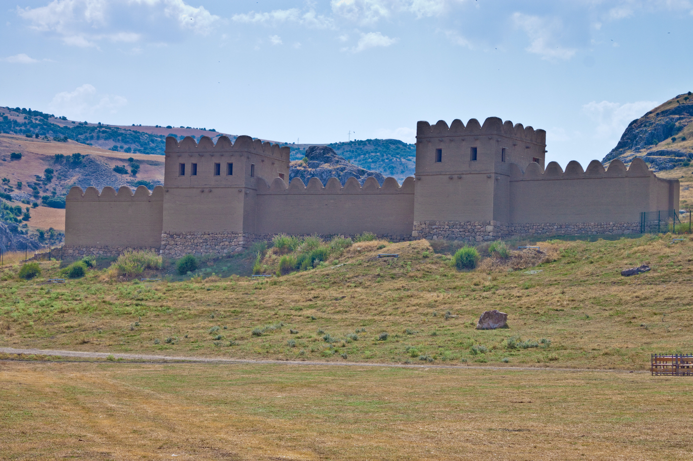 Reconstrucción moderna de las murallas de Hattusa, capital hitita, en Anatolia central. Estructuras defensivas características.