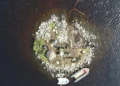 Una isla suspendida en una base de madera es descubierta en Escocia.